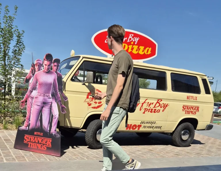 Netflix sur la route avec RMA : la tournée Pizza Surfer Boy pour la série Stranger Things